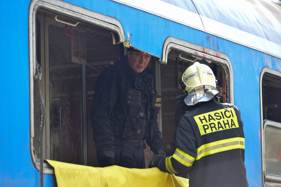 Cvičení jednotek Integrovaného záchranného systému při nehodě vlaku s autobusem, kde bylo 60 zraněných osob, z toho pět mrtvých.
