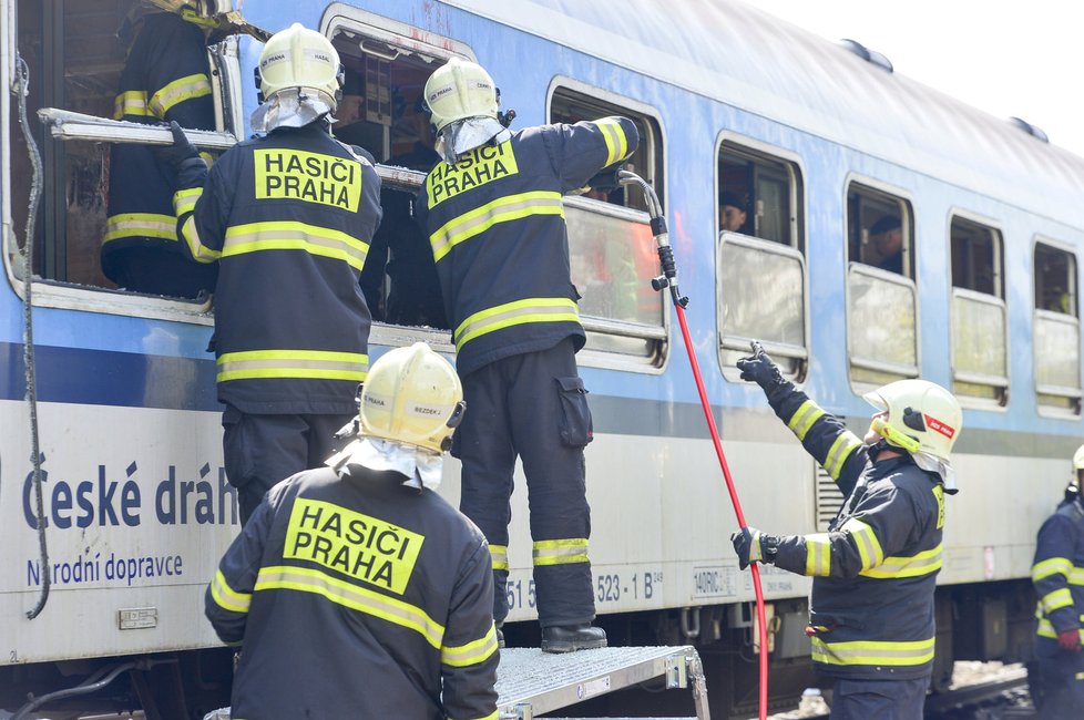 Cvičení jednotek Integrovaného záchranného systému při nehodě vlaku s autobusem, kde bylo 60 zraněných osob, z toho pět mrtvých.