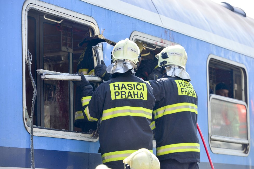 Cvičení jednotek Integrovaného záchranného systému při nehodě vlaku s autobusem, kde bylo 60 zraněných osob, z toho pět mrtvých.