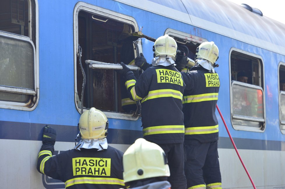 Cvičení jednotek Integrovaného záchranného systému při nehodě vlaku s autobusem, kde bylo 60 zraněných osob, z toho pět mrtvých.