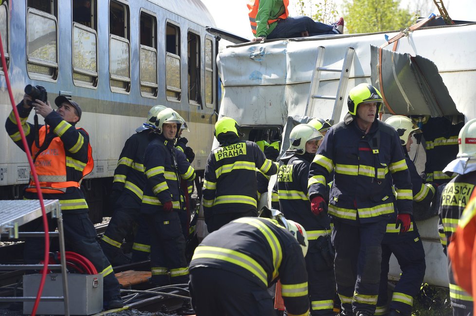 Cvičení jednotek Integrovaného záchranného systému při nehodě vlaku s autobusem, kde bylo 60 zraněných osob, z toho pět mrtvých.