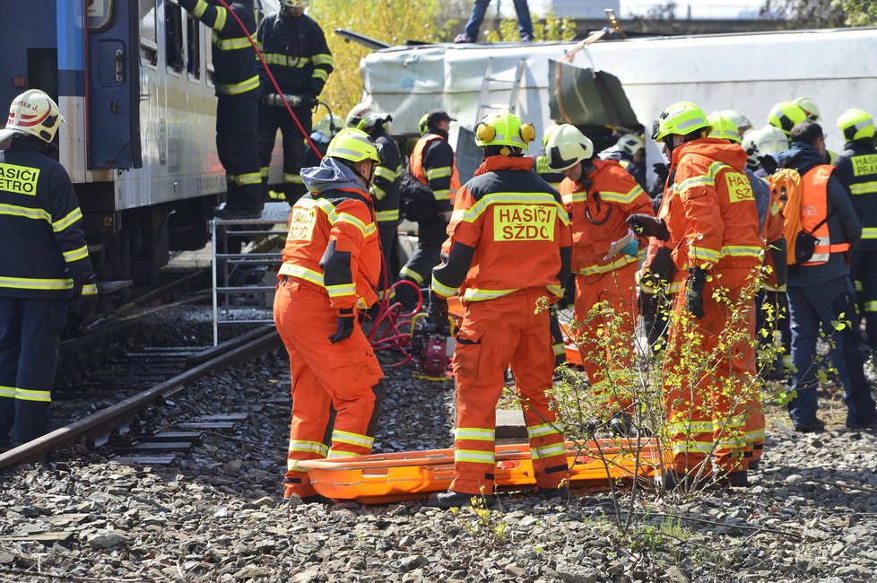 Cvičení jednotek Integrovaného záchranného systému při nehodě vlaku s autobusem, kde bylo 60 zraněných osob, z toho pět mrtvých.