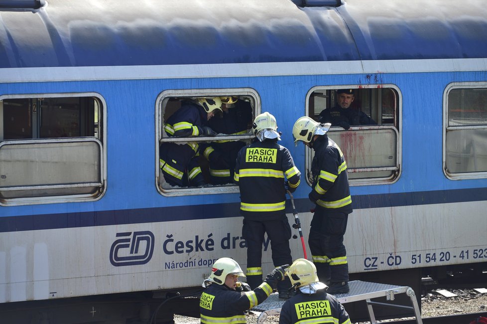 Cvičení jednotek Integrovaného záchranného systému při nehodě vlaku s autobusem, kde bylo 60 zraněných osob, z toho pět mrtvých.