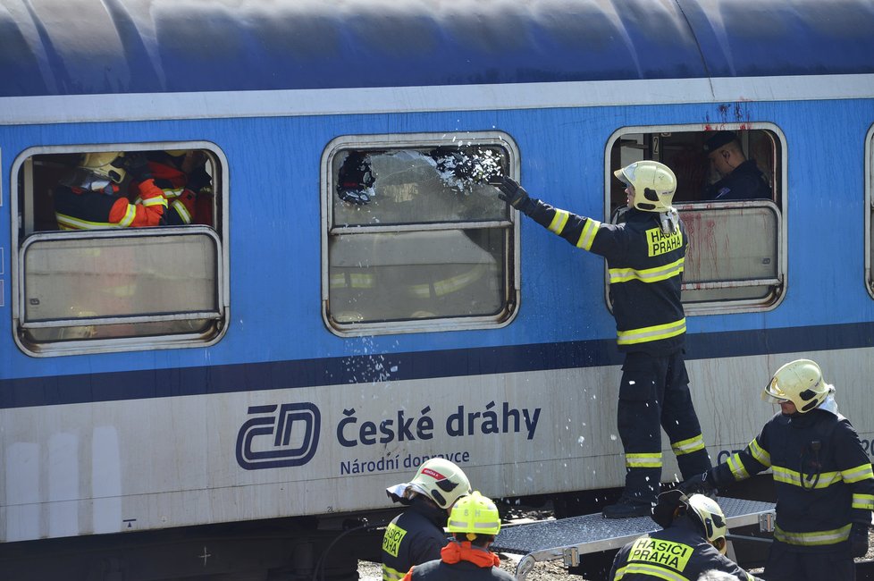 Cvičení jednotek Integrovaného záchranného systému při nehodě vlaku s autobusem, kde bylo 60 zraněných osob, z toho pět mrtvých.