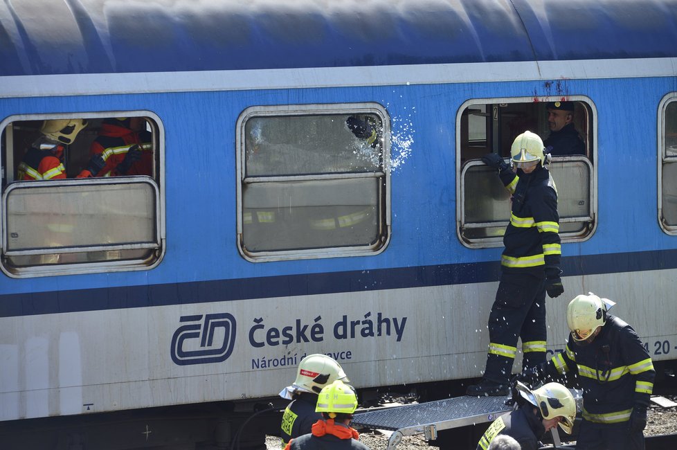 Cvičení jednotek Integrovaného záchranného systému při nehodě vlaku s autobusem, kde bylo 60 zraněných osob, z toho pět mrtvých.