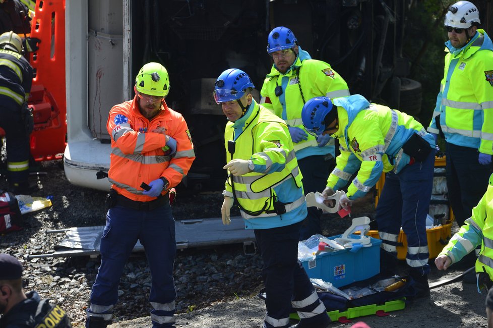 Cvičení jednotek Integrovaného záchranného systému při nehodě vlaku s autobusem, kde bylo 60 zraněných osob, z toho pět mrtvých.