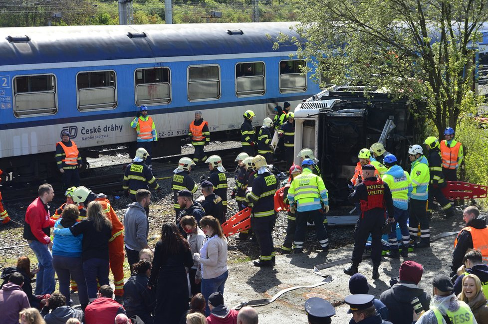 Cvičení jednotek Integrovaného záchranného systému při nehodě vlaku s autobusem, kde bylo 60 zraněných osob, z toho pět mrtvých.