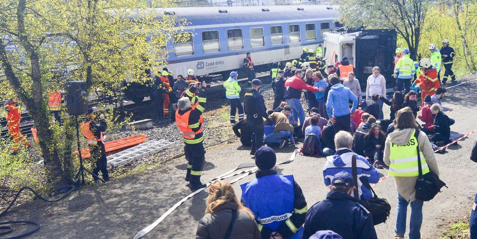 Cvičení jednotek Integrovaného záchranného systému při nehodě vlaku s autobusem, kde bylo 60 zraněných osob, z toho pět mrtvých.