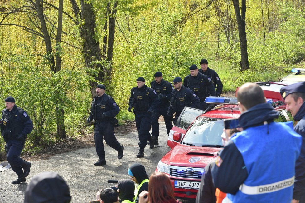 Cvičení jednotek Integrovaného záchranného systému při nehodě vlaku s autobusem, kde bylo 60 zraněných osob, z toho pět mrtvých.