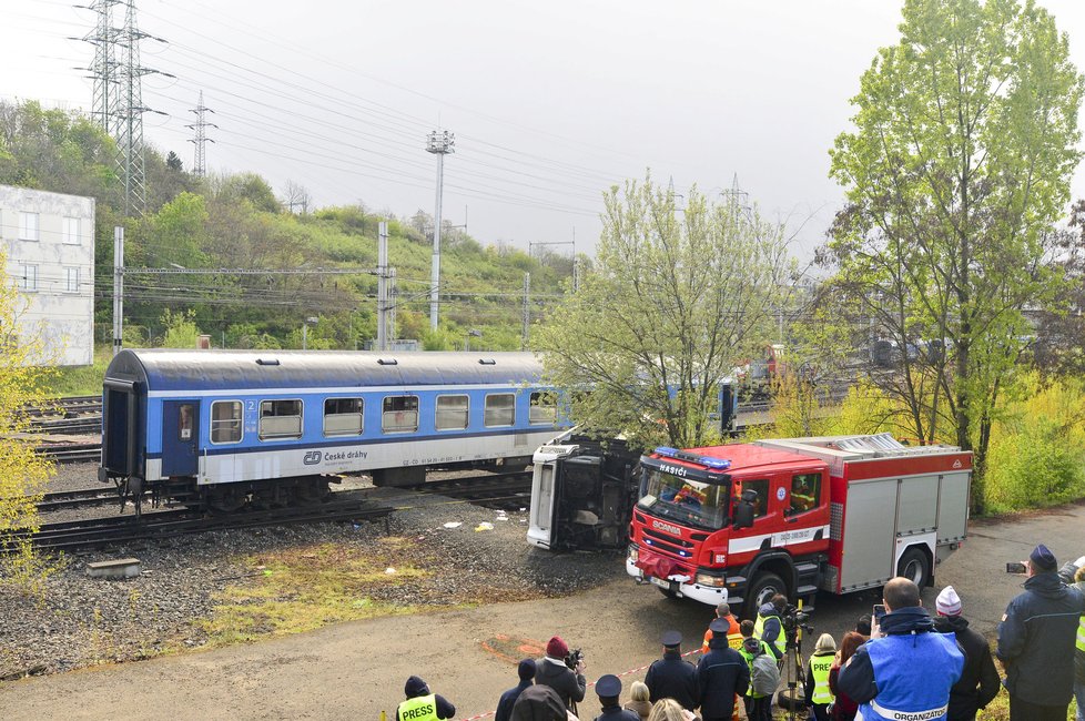 Cvičení jednotek Integrovaného záchranného systému při nehodě vlaku s autobusem, kde bylo 60 zraněných osob, z toho pět mrtvých.