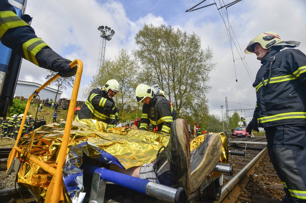 Cvičení jednotek Integrovaného záchranného systému při nehodě vlaku s autobusem, kde bylo 60 zraněných osob, z toho pět mrtvých.