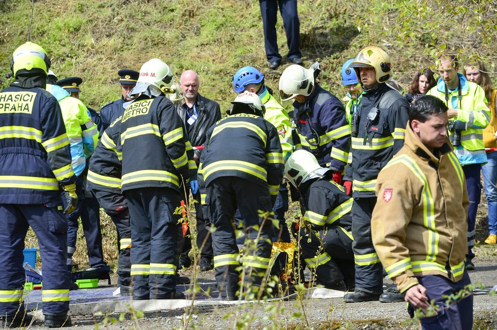 Cvičení jednotek Integrovaného záchranného systému při nehodě vlaku s autobusem, kde bylo 60 zraněných osob, z toho pět mrtvých.