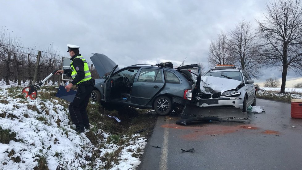 Těžká nehoda ve Strančicích, na místě byl i vrtulník.