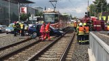 Nehoda na Vypichu zastavila provoz tramvají: Řidiče museli vystříhávat hasiči