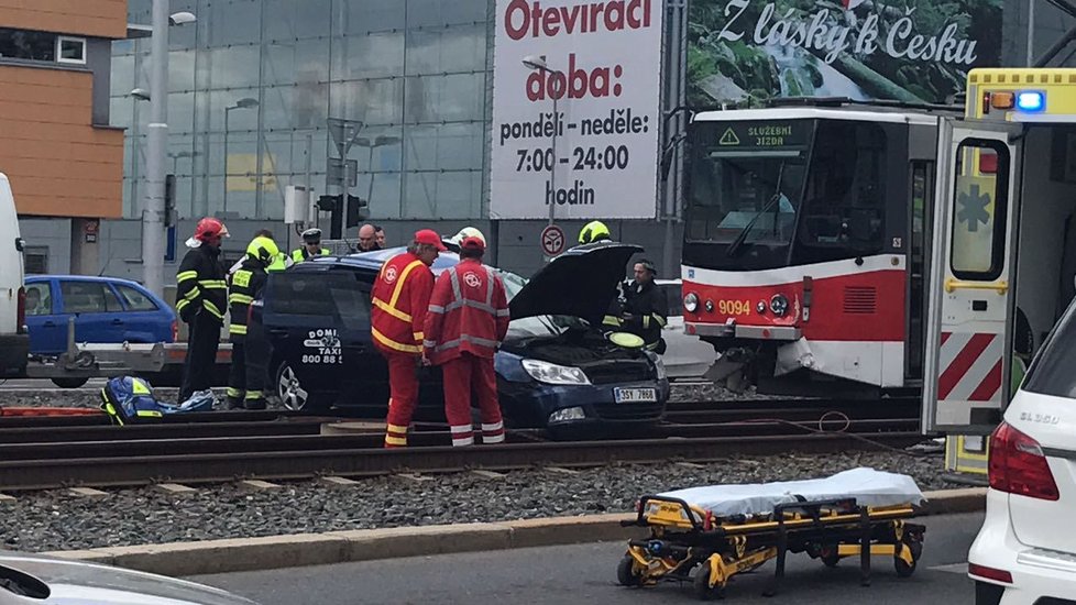 Těžká nehoda se stala na Vypichu. Řidiče museli hasiči vystříhávat z auta.