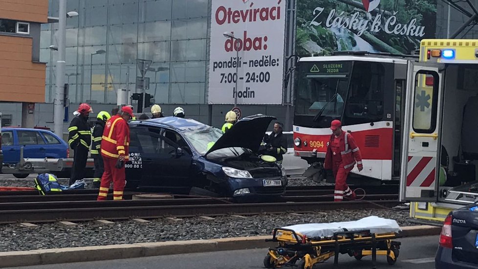 Těžká nehoda se stala na Vypichu. Řidiče museli hasiči vystříhávat z auta.