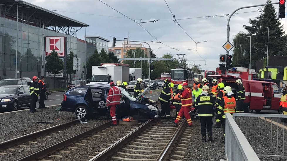 Těžká nehoda se stala na Vypichu. Řidiče museli hasiči vystříhávat z auta.