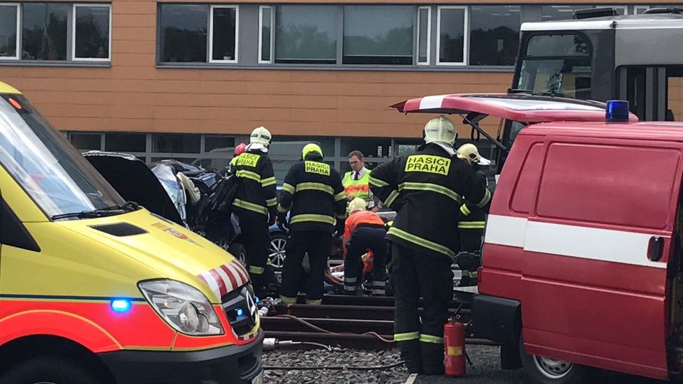 Těžká nehoda se stala na Vypichu. Řidiče museli hasiči vystříhávat z auta.