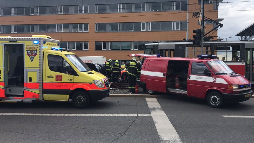 Těžká nehoda se stala na Vypichu. Řidiče museli hasiči vystříhávat z auta.