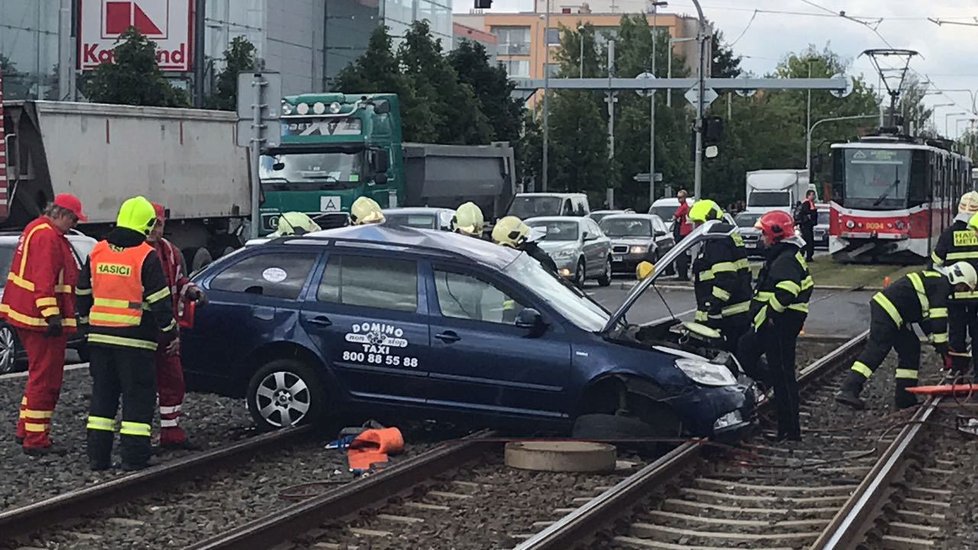 Těžká nehoda se stala na Vypichu. Řidiče museli hasiči vystříhávat z auta.