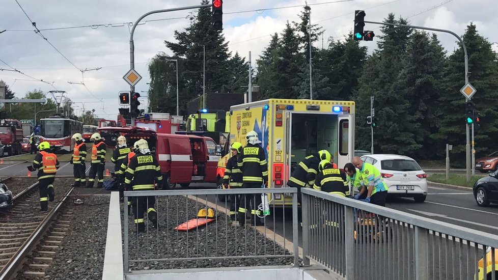 Těžká nehoda se stala na Vypichu. Řidiče museli hasiči vystříhávat z auta.