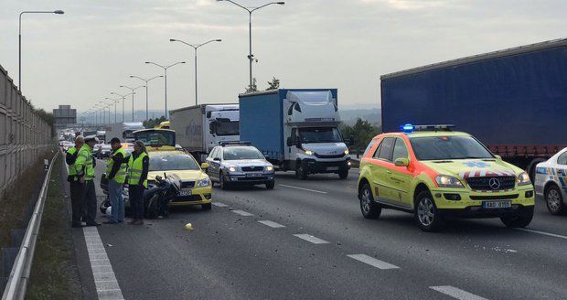 Vážná nehoda na D1 směrem do Prahy: Automobil smetl motorkáře, zasahoval vrtulník