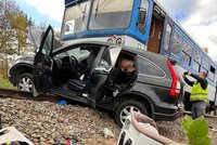 Vlak smetl na přejezdu u Záp auto: O ženin život záchranáři bojovali, zemřela ve vrtulníku