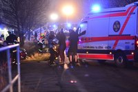 Tři mrtví, 45 zraněných: Policie hledá svědky nehody u Horoměřic. Jak k tragédii došlo?