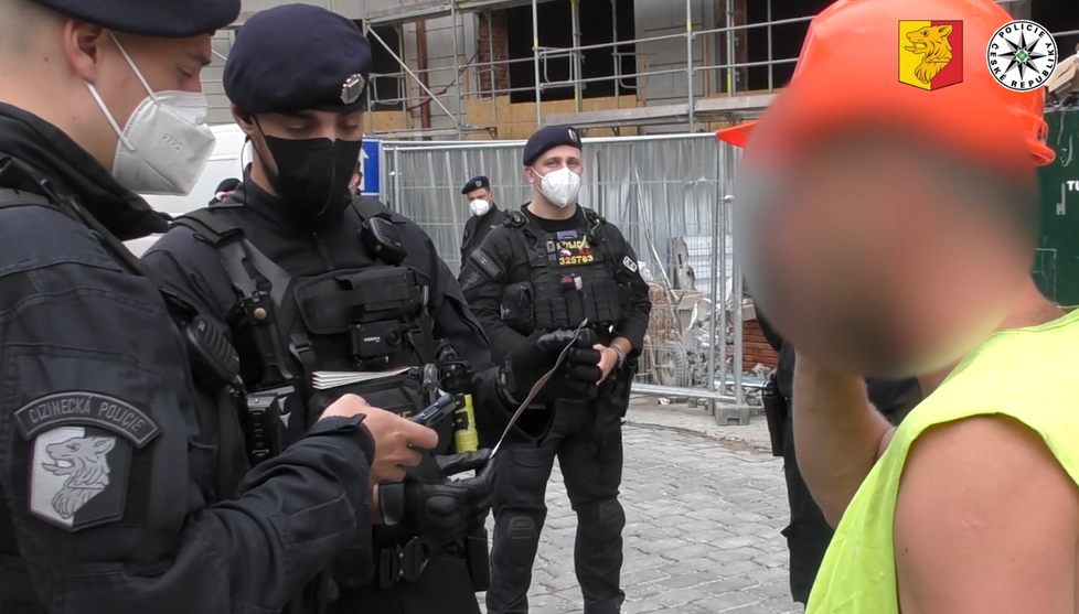 Policisté našli na stavbě na Senovážném náměstí v centru Prahy nelegálně pracující cizince. (30. června 2021)