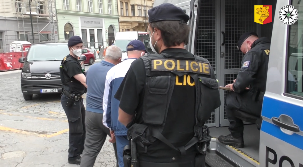 Policisté našli na stavbě na Senovážném náměstí v centru Prahy nelegálně pracující cizince. (30. června 2021)