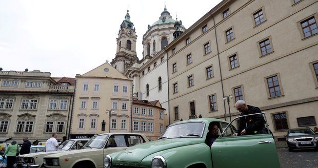 To je retro! Trabanty a wartburgy na Malé Straně připomínají 30 let od útěku východních Němců 