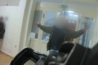 Drama v nemocnici v Praze 5: Muž na ochranku vytáhl nůž i pistoli! Podívejte se na video