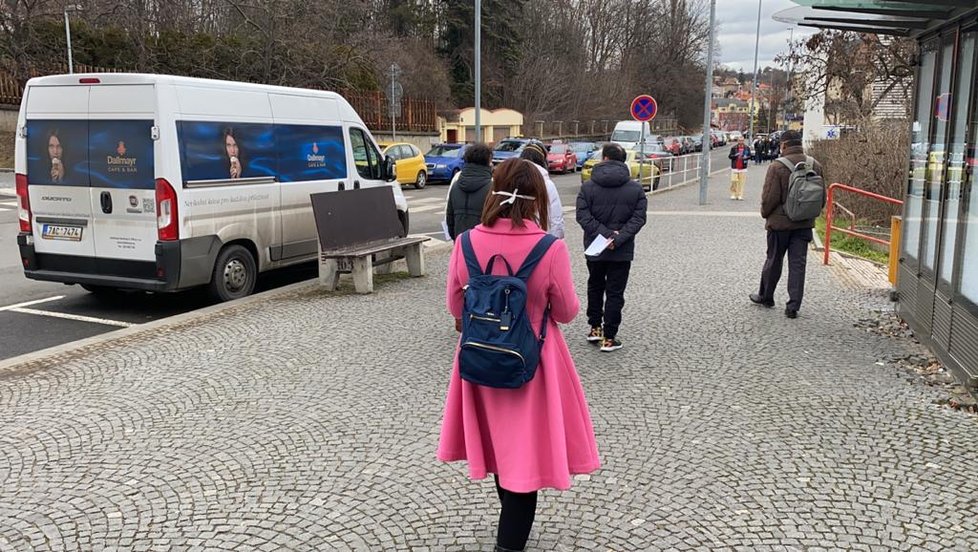 Skupina čínských turistů opouští Nemocnici Na Bulovce. V úterý 28. ledna je tam převezli záchranáři, podezření na koronavirus se u pěti z nich nepotvrdilo.