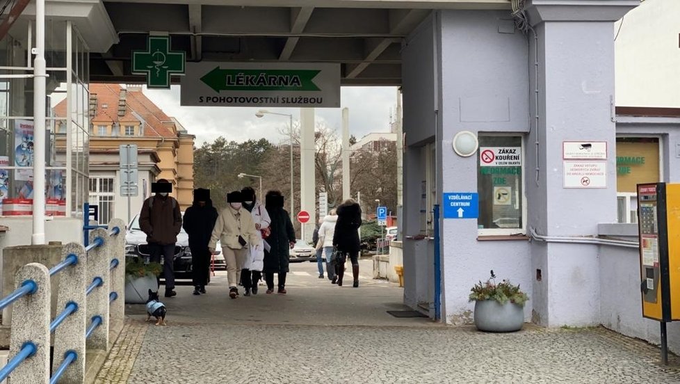 Skupina čínských turistů opouští Nemocnici Na Bulovce. V úterý 28. ledna je tam převezli záchranáři, podezření na koronavirus se u pěti z nich nepotvrdilo.