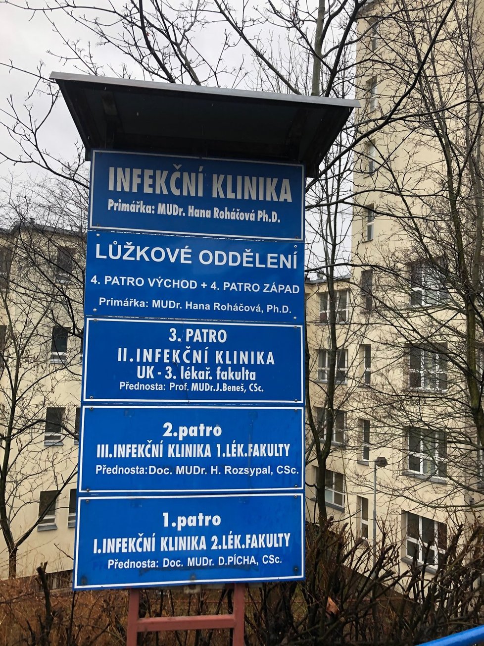 Tady, ve čtvrtém patře, jsou pacienti nakažení koronavirem hospitalizovaní.