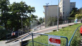Odběrové místo v Nemocnici Na Bulovce – lidé museli kvůli kolapsu systému žádanek čekat. 18. září 2020