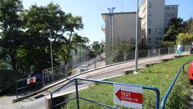 Odběrové místo v Nemocnici Na Bulovce - lidé museli kvůli kolapsu systému žádanek čekat. 18. září 2020.