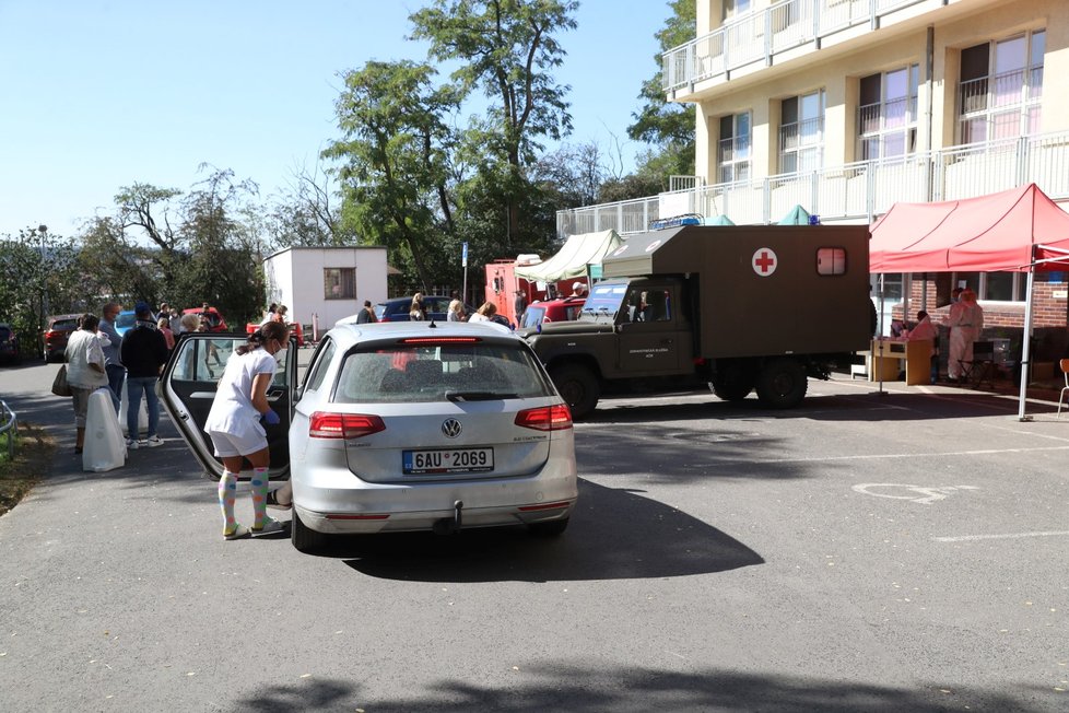 Odběrové místo v Nemocnici Na Bulovce - lidé museli kvůli kolapsu systému žádanek čekat. 18. září 2020.
