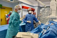 První na světě! Před 10 lety provedli na Homolce unikátní zákrok: Pacientovi implantovali bezdrátový kardiostimulátor