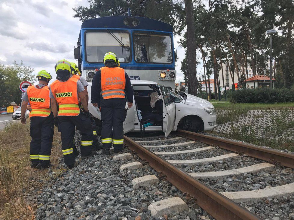 Vlak smetl na přejezdu v Neratovicích auto, 15. 8. 2019. (ilustrační foto)