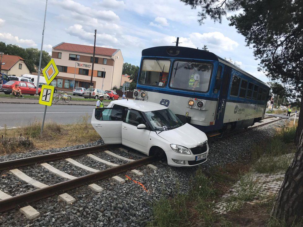 Vlak smetl na přejezdu v Neratovicích auto, 15. 8. 2019. (ilustrační foto)