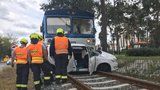 Vlak smetl na přejezdu auto a tlačil ho desítky metrů! Dva vážně zranění v Neratovicích