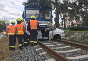 Vlak smetl na přejezdu v Neratovicích auto, 15. 8. 2019.