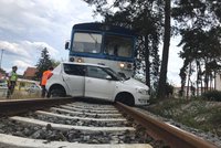 Vážná nehoda v Neratovicích: Vlak se srazil s autem, dva lidé byli vážně zraněni!
