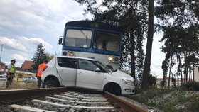 Vážná nehoda v Neratovicích: Vlak se zde srazil s autem, dva lidé byli vážně zraněni!  (Ilustrační foto)