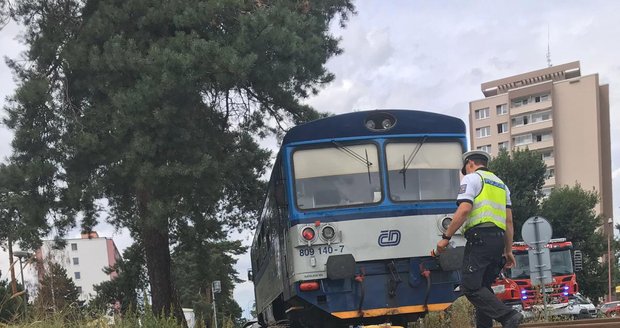 Vlak smetl na přejezdu v Neratovicích auto, 15. 8. 2019.