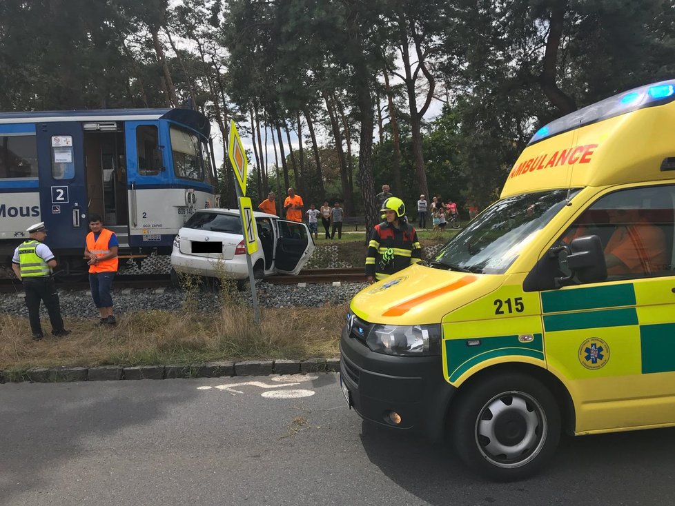 Vlak smetl na přejezdu v Neratovicích auto, 15. 8. 2019. (ilustrační foto)