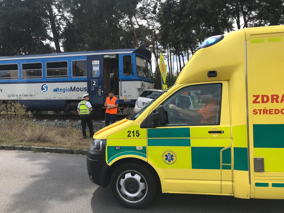 Vlak smetl na přejezdu v Neratovicích auto, 15. 8. 2019. (ilustrační foto)