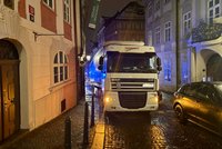 Kamioňák vjel do úzké Nerudovy ulice pod Hradem a zasekl se tam: Kvůli navigaci, hájil se