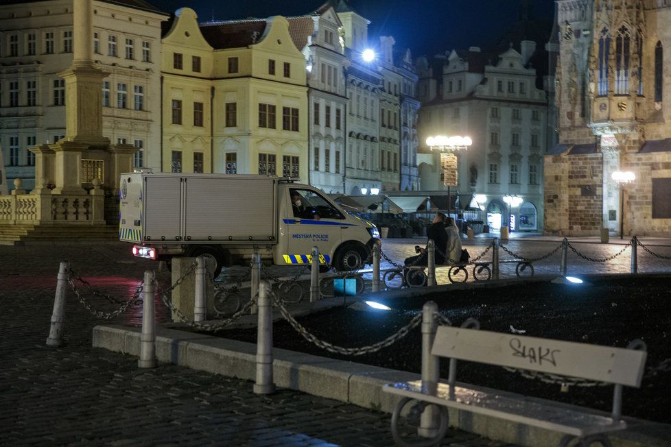 28. října 2020 začal platit zákaz vycházení po 21:00. Fotograf Blesku se vypravil do ulic „města duchů“, aby zjistil, jak lidé nařízení dodržují. Zároveň také pořídil nevšední snímky noční vylidněné Prahy tak, jak ji pozná nejspíše málokdo.